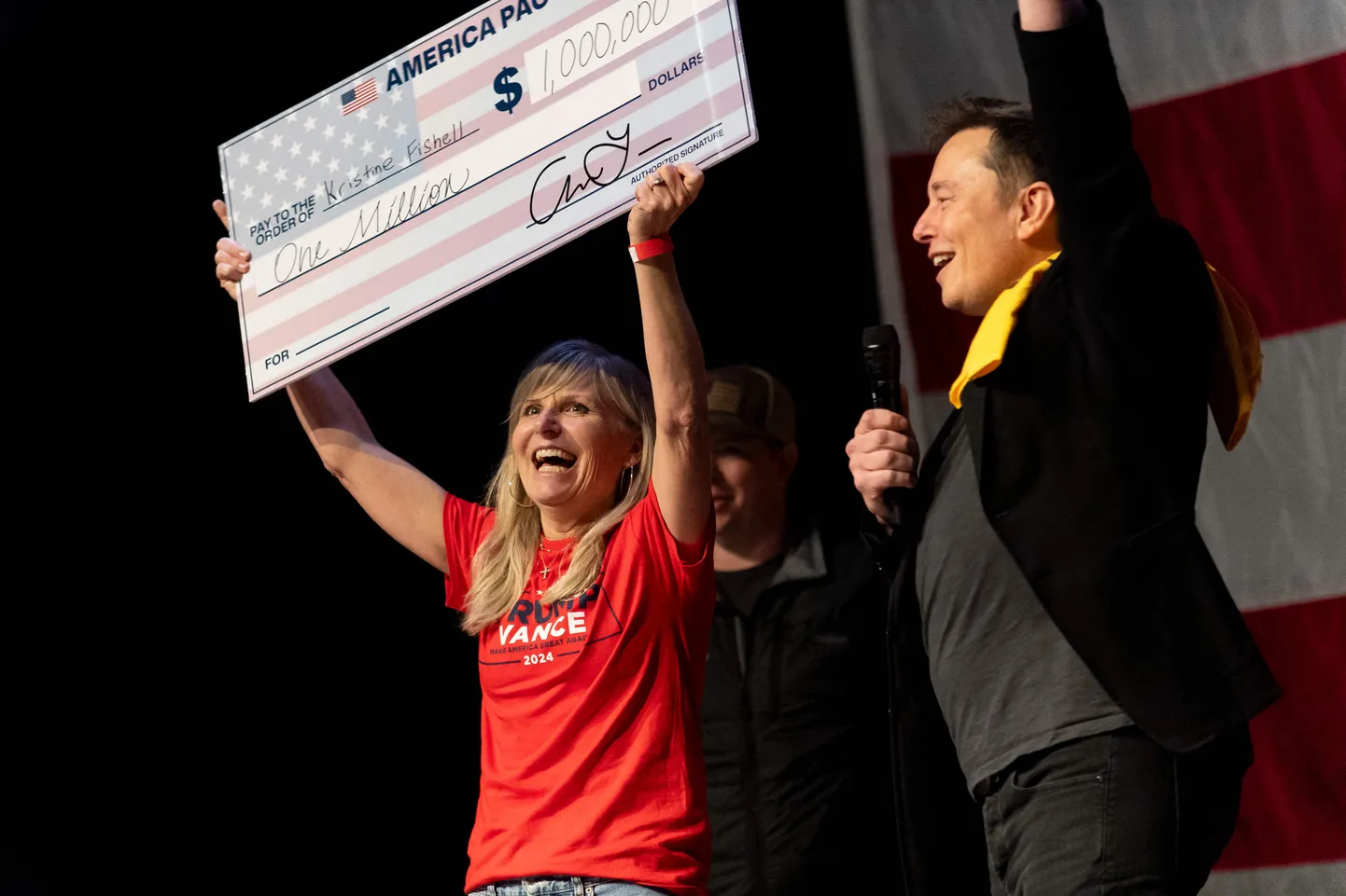 Kristine Fishell auhinnatšekiga Pittsburghis 20. oktoobril 2024. Koos võitjaga rõõmustab miljardär Elon Musk.