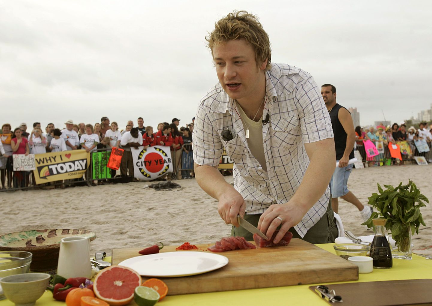 Jamie Oliver kolm aastat tagasi Miami rannal osalemas USA teleprogrammis «Today»