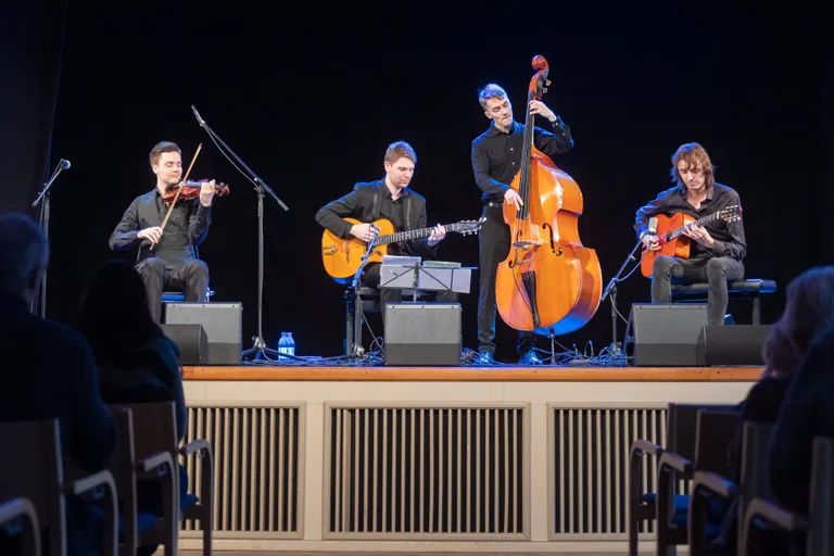 Pühapäeval esines Sakala keskuses Eesti gypsy jazz’i lipulaevaks nimetatav Titoks.