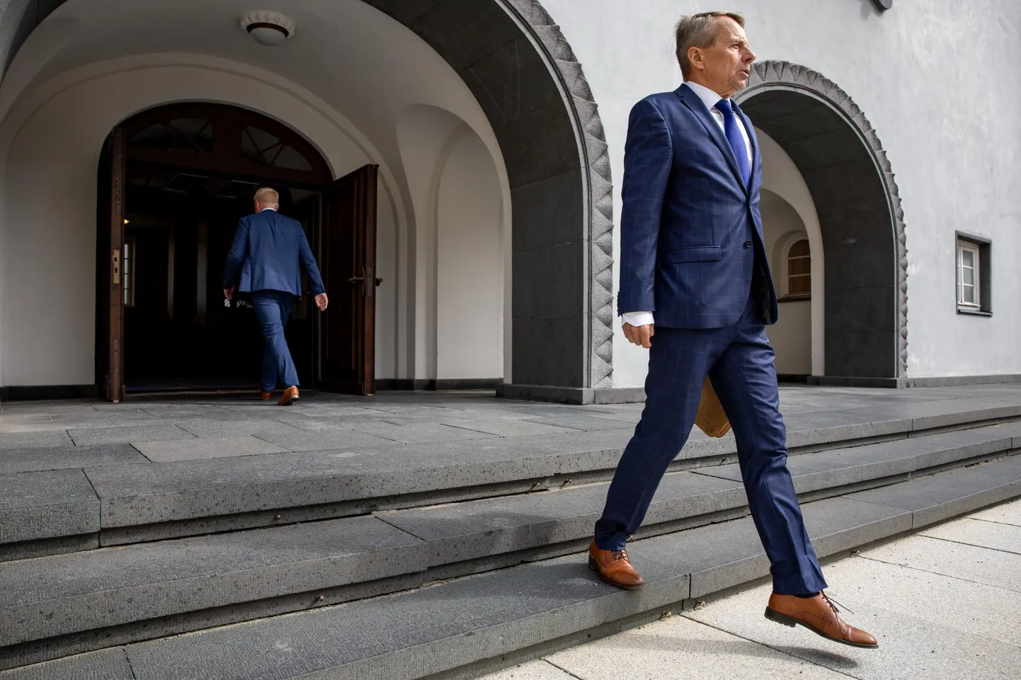 Rahandusminister Jürgen Ligi sõnul toob teda valitsusse tagasi vastutustunne riigi rahaasjade suhtes. Seljaga on endine rahandusminister Mart Võrklaev.