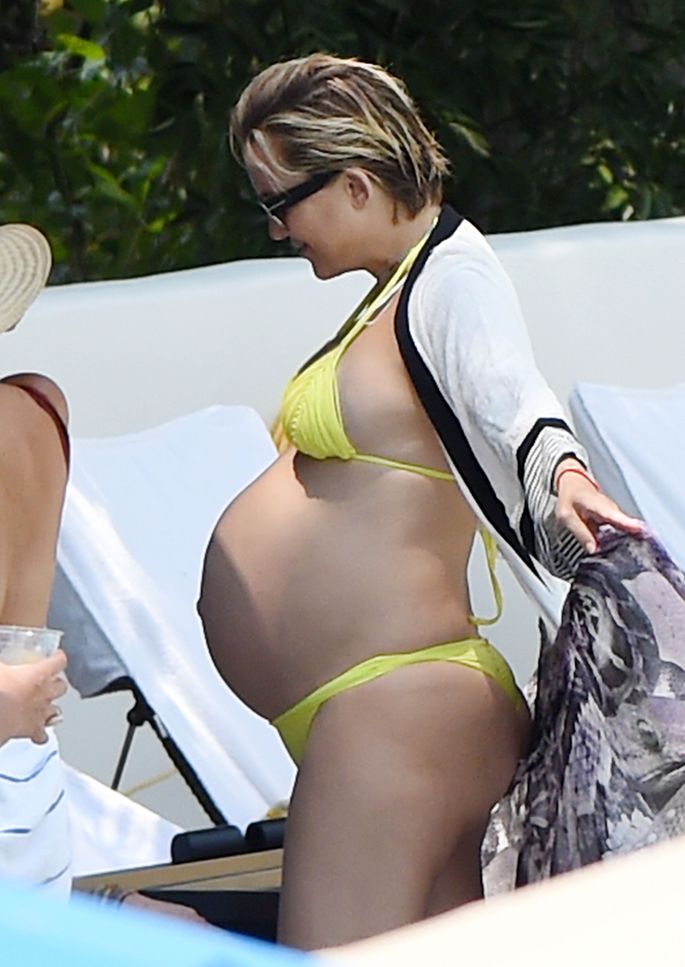 Pregnant lesbians fuck