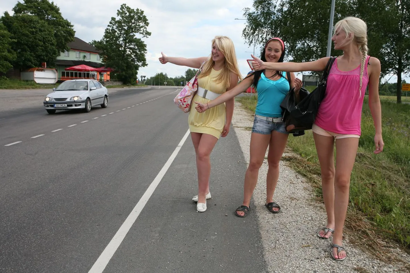 Kaidi Marts, Kätlin Randla ja Helen Marts hääletasin eile Tapalt Paidess 45 minutiga ehk jõudsid kohale kiiremini kui bussiga.