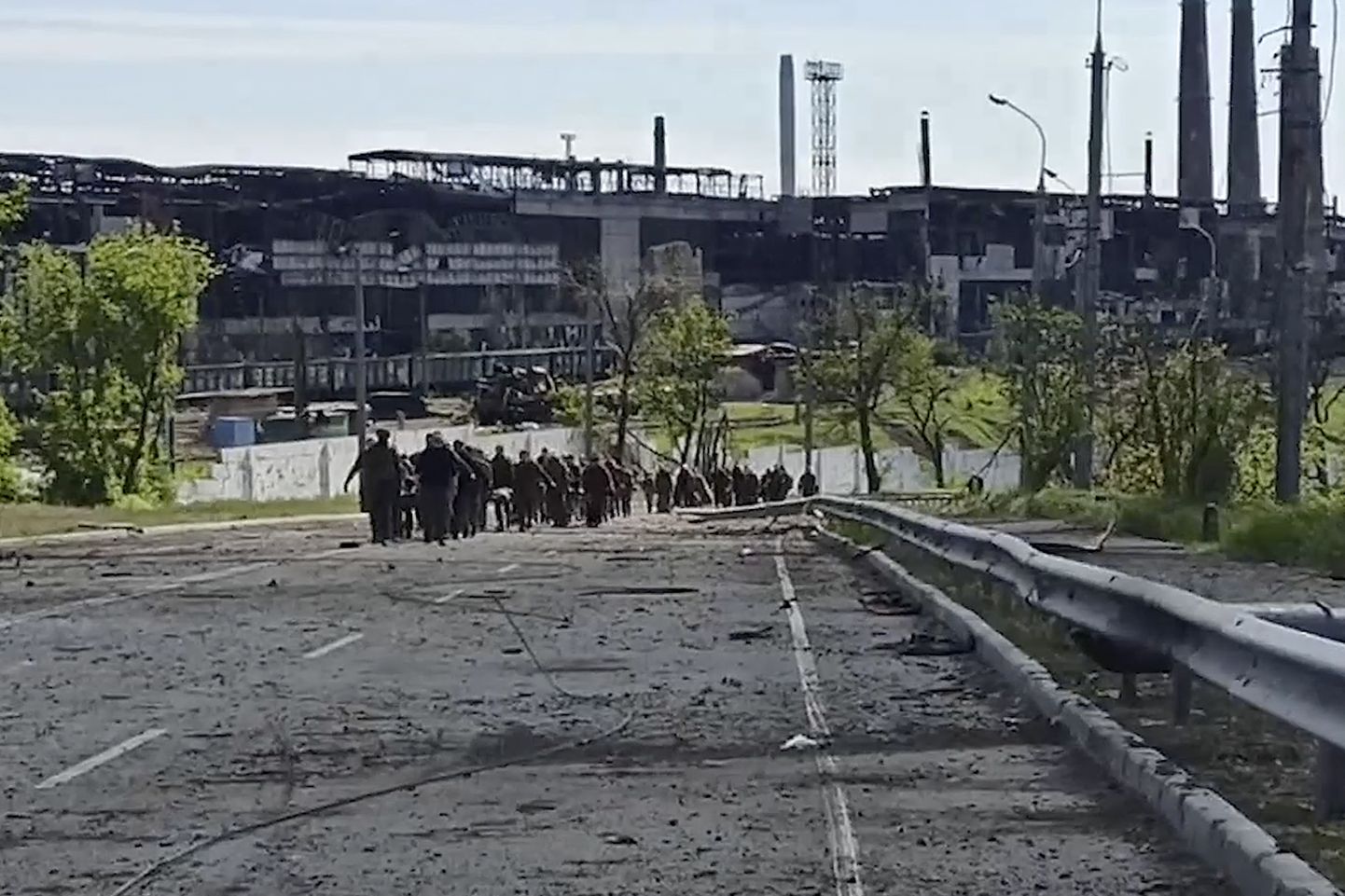 Vene kaitseministeeriumi avaldatud videos lahkuvad Ukraina sõjaväelased Azovstali terasetehasest 18. mai 2022.