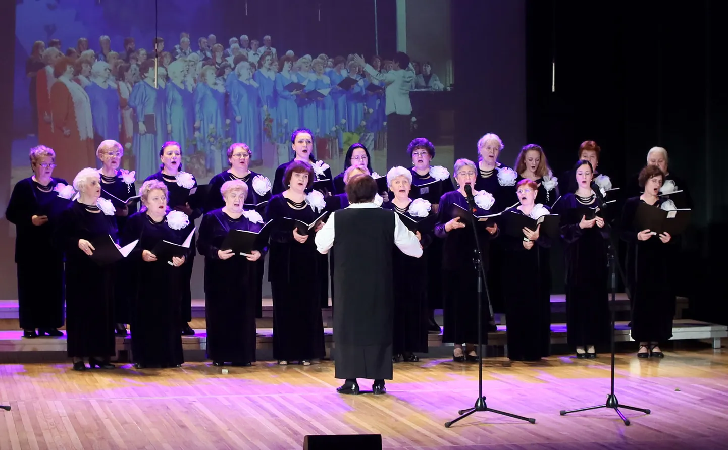 Kohtla-Järve akadeemiline naiskoor Lada tähistas mullu oma 70 aasta juubelit ja jätkab linnarahva rõõmustamist oma lauludega.