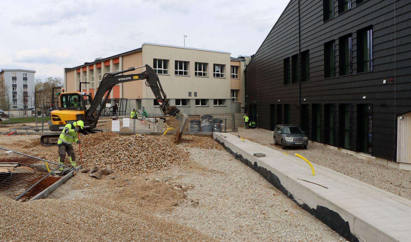 Йыхвиская основная школа переехала в начале года в новое здание, однако ее окрестности остаются большой стройплощадкой, на которой ведется обустройство уличной зоны.