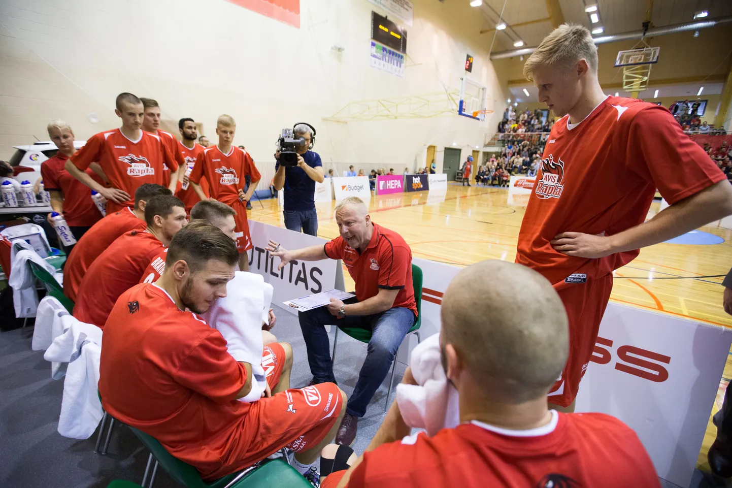 Aivar Kuusmaa (keskel) juhendamas Rapla pallureid.