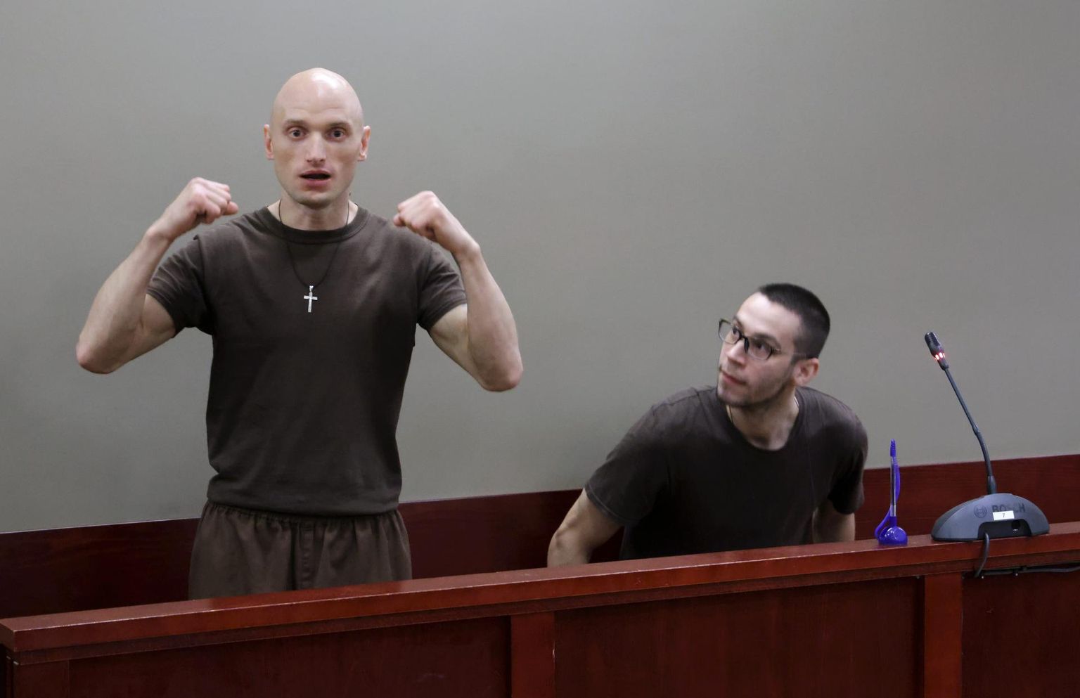 Silver Piller (vasakul) hakkas eile kohtusaalis võidukalt rusikatega vehkima. See pakkus nalja kaassüüdistavale Keimo Postile.