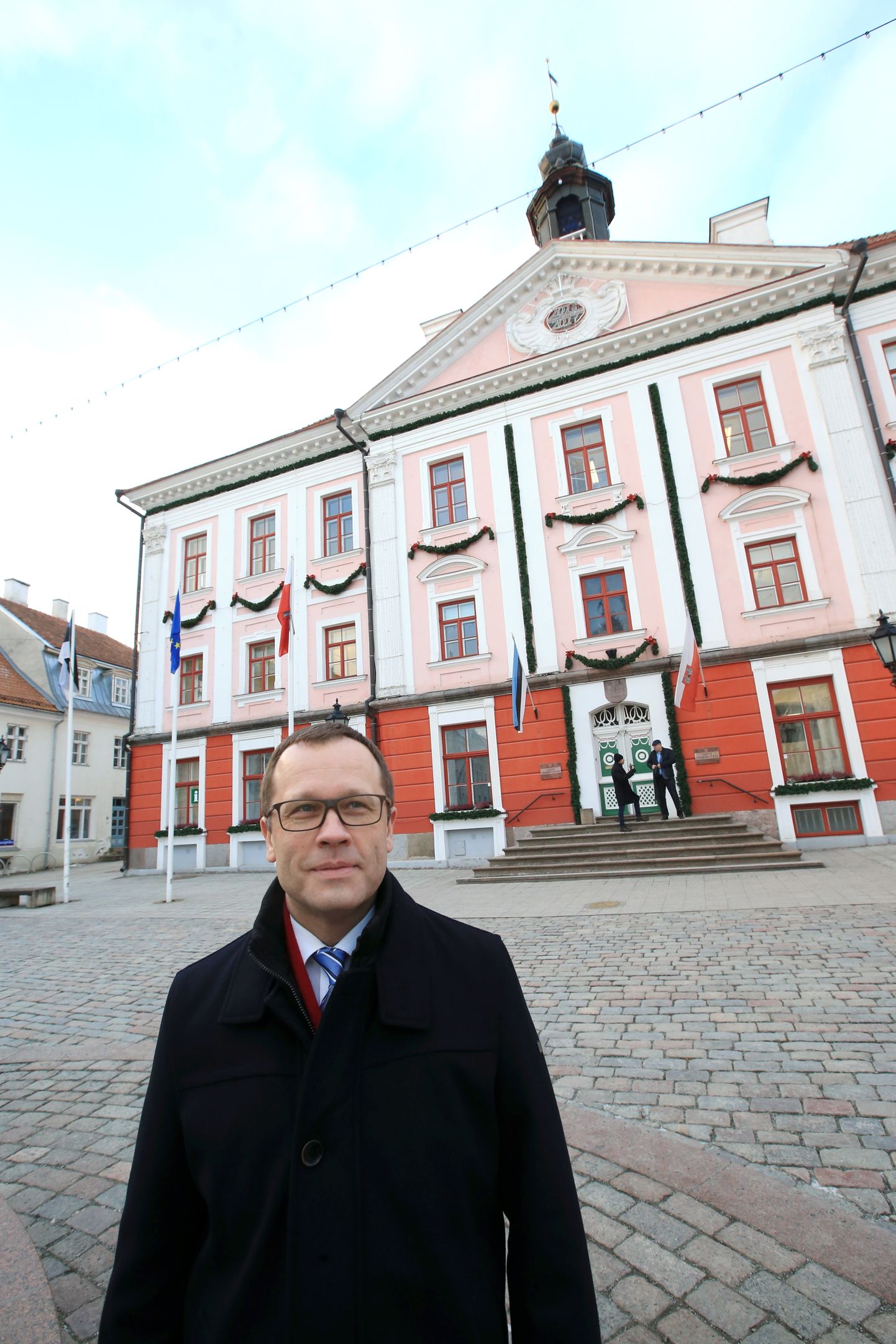 Tartu linnapea Urmas Klaas Tartu raekoja ees.