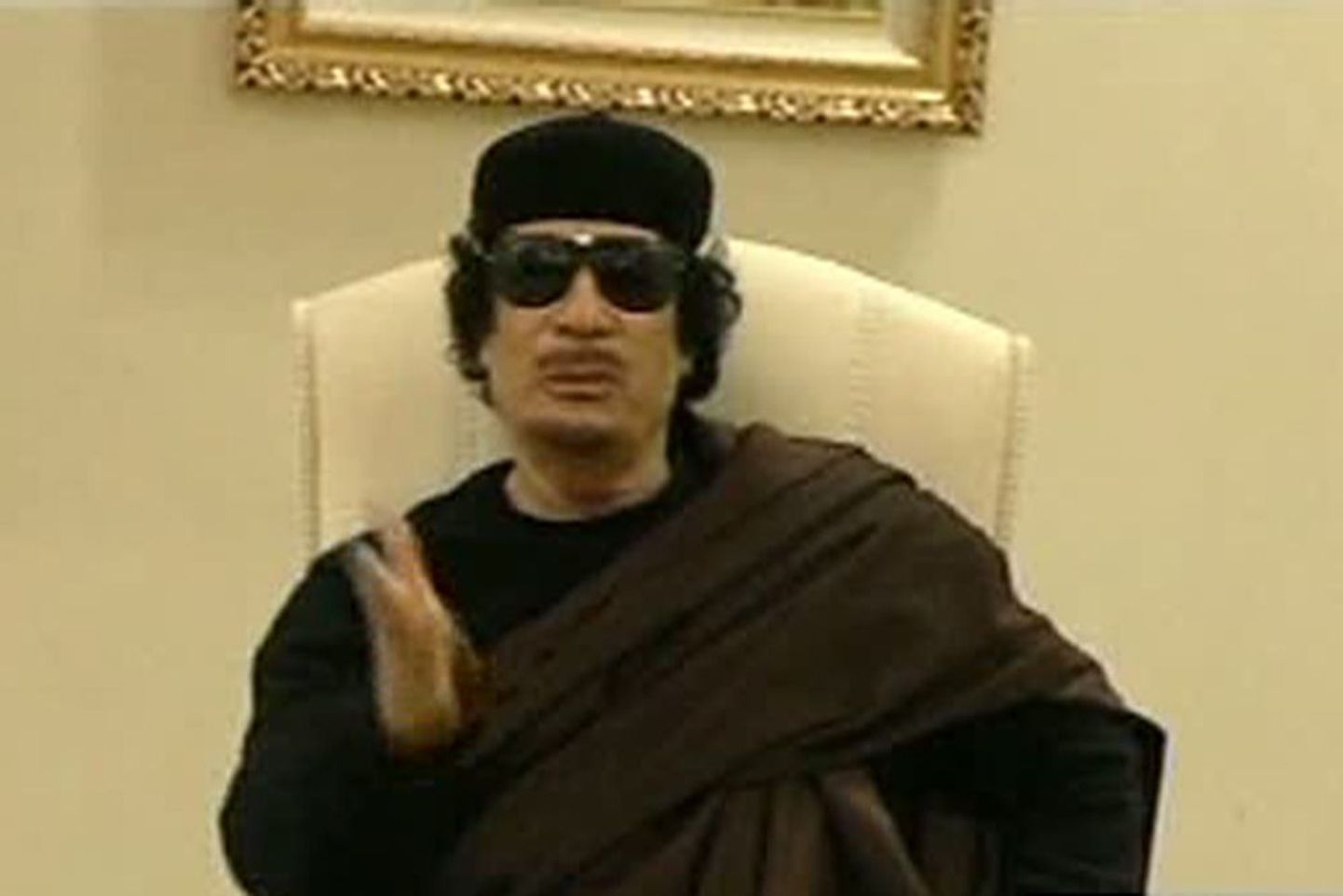 Videokaader Muammar Gaddafi esinemisest 11. mail Liibüa TVs.