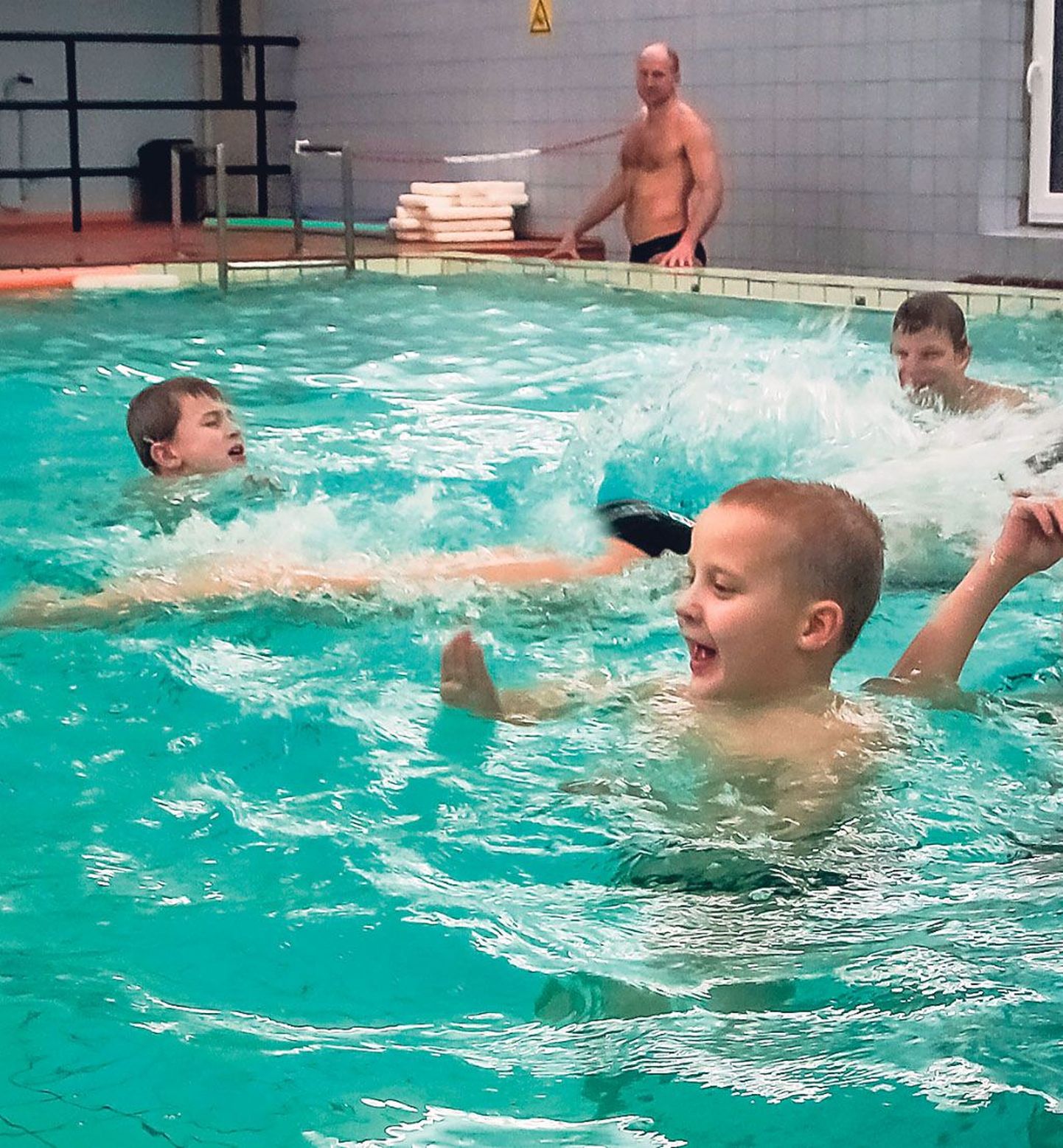 Südatalvisest ujumisvõimalusest tunnevad lapsed rõõmu, see väljendub nende nägudelgi.