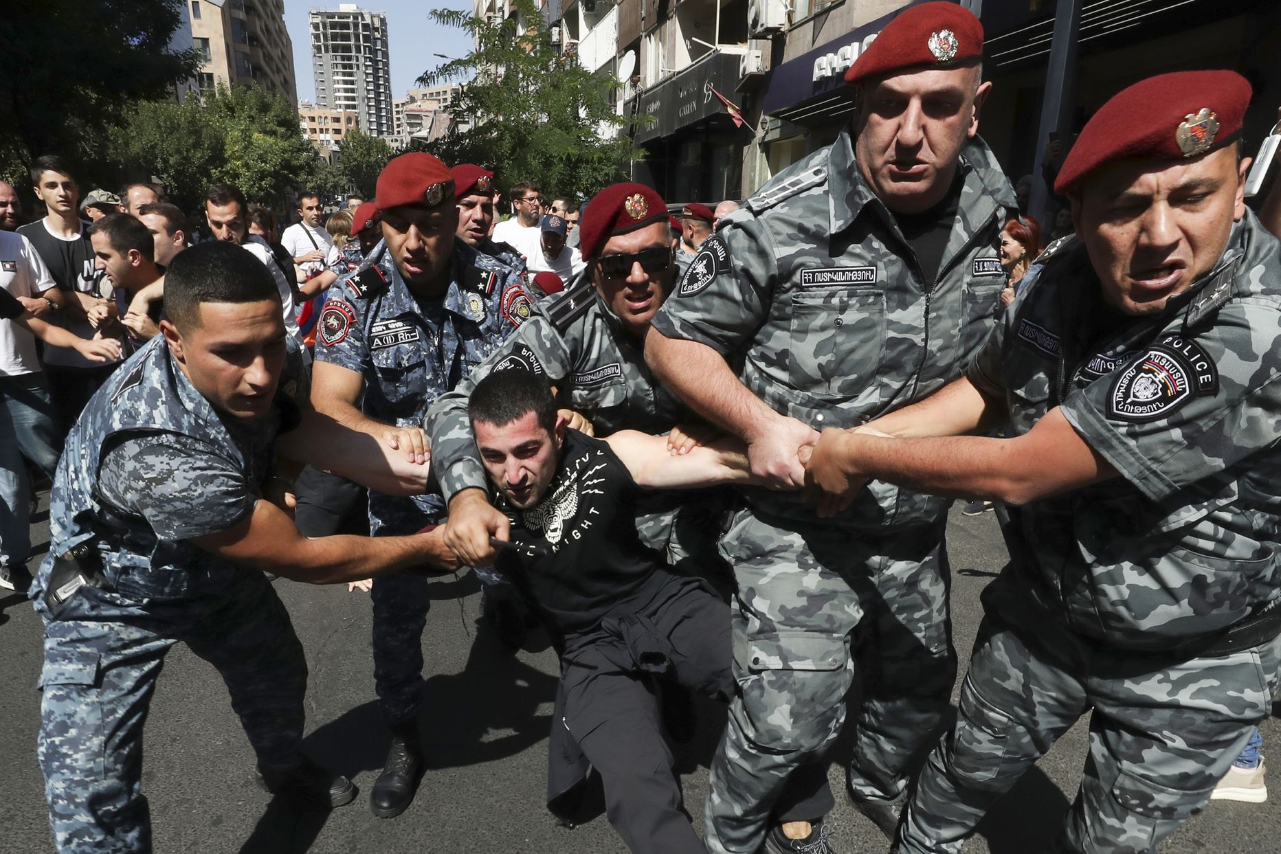 Policijas darbinieki aiztur demonstrantu protesta akcijas laikā pret premjerministru Nikolu Pašinjanu Erevānā, Armēnijā, piektdien, 2023. gada 22. septembrī