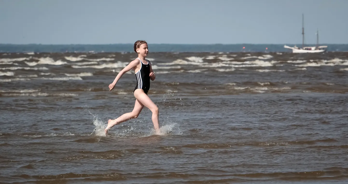 Pärnu rannas võis suvitajaid kohata juba eile.