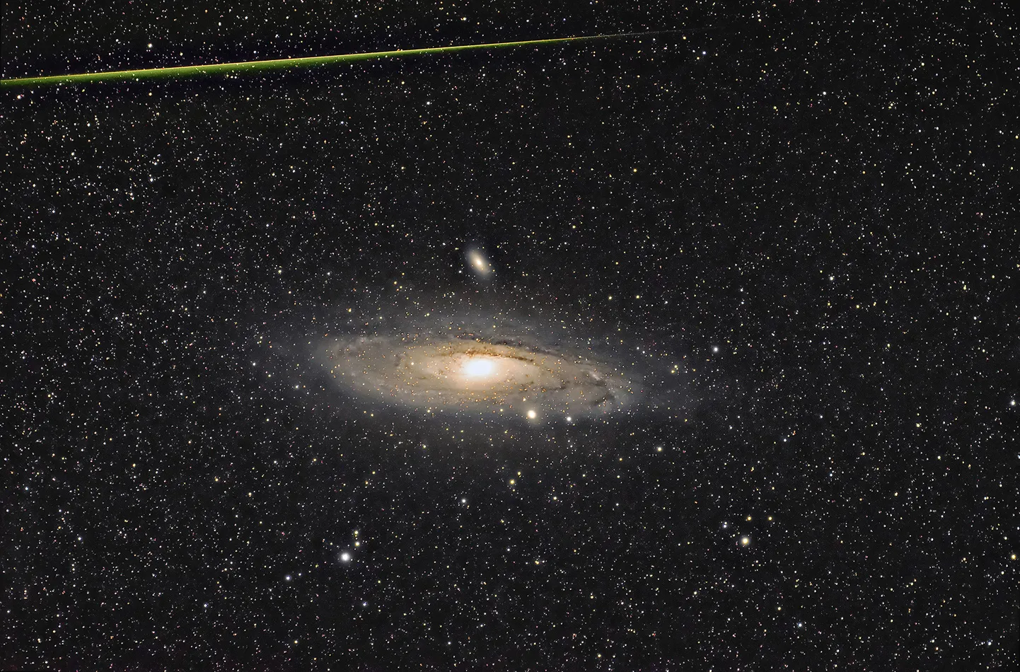 Andromeeda galaktika ja meteoor. Andromeeda galaktika (M31) koos oma satelliitgalaktikatega (M32 ja M110), pildistatud Soomaal 11-12.08.2019. Fotole on jäänud ka perseiidide meteoorivoolust pärinev meteoor (ülal).