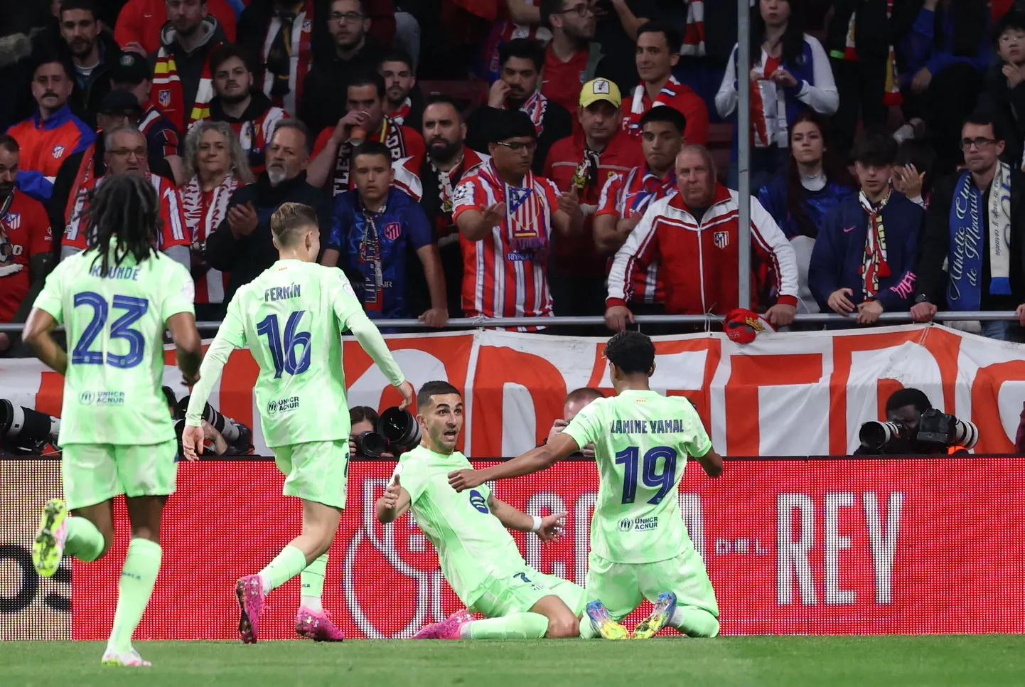 Ferran Torres (vasakult kolmas) tähistab Barcelona võiduväravat.