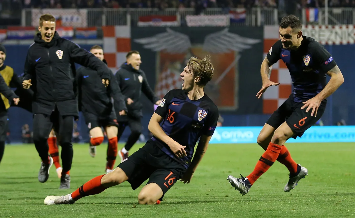Tin Jedvaj (keskel) tähistab koos kaaslastega võiduväravat.