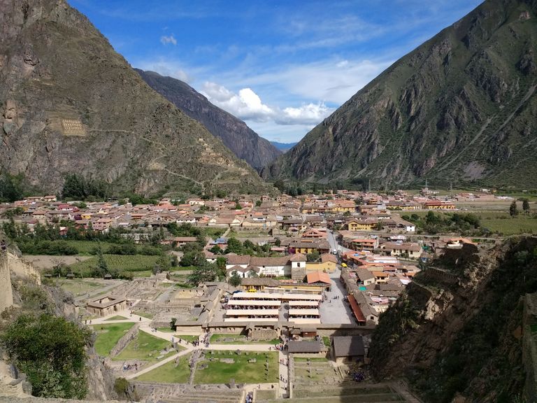 Kolm ööd kestva Inca Trail mägimatka ette võtvad turistid alustavad oma katsumusega sageli Ollantaytambost.