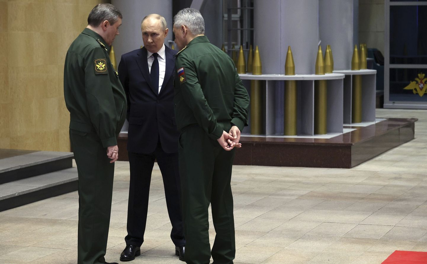 Venemaa president Vladimir Putin rääkimas armeejuht Valeri Gerassimovi ja kaitseminister Sergei Šoiguga 19. detsembril 2023. aastal Moskvas.
