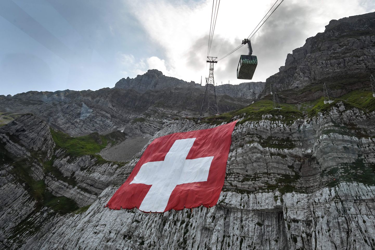 Šveitsi lipp mägedes.