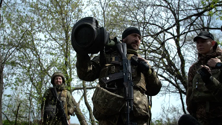 Украинский солдат с противотанковой ракетой британского производства.