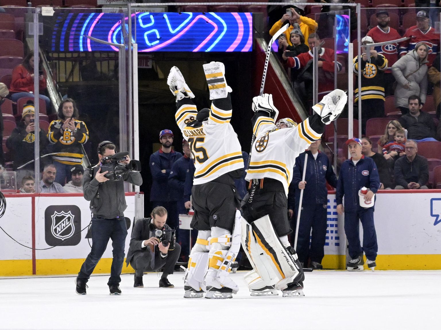 NHL kluba Bostonas "Bruins" vārtsargi Līnuss Ūlmarks un Džeremijs Sveimens