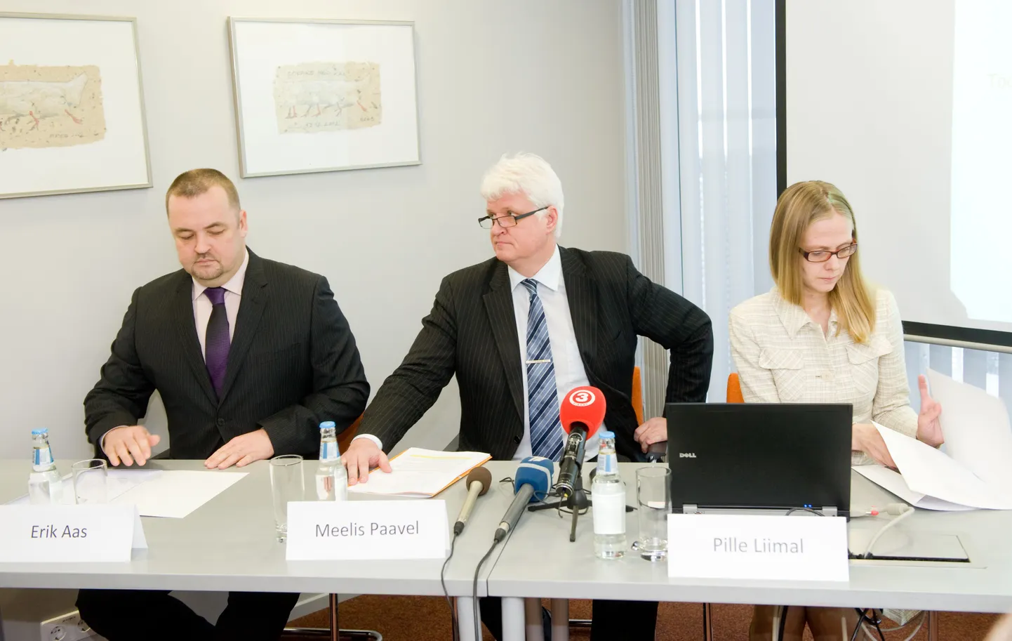 Руководство Кассы по безработице на пресс-конференции по поводу конкурса на поставку сувениров.