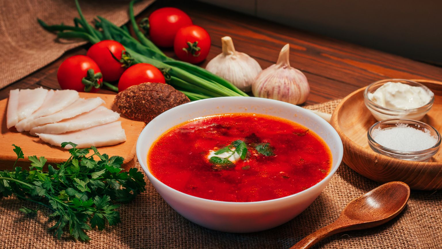 Борщ и сало - это вкусно! Иллюстративное фото