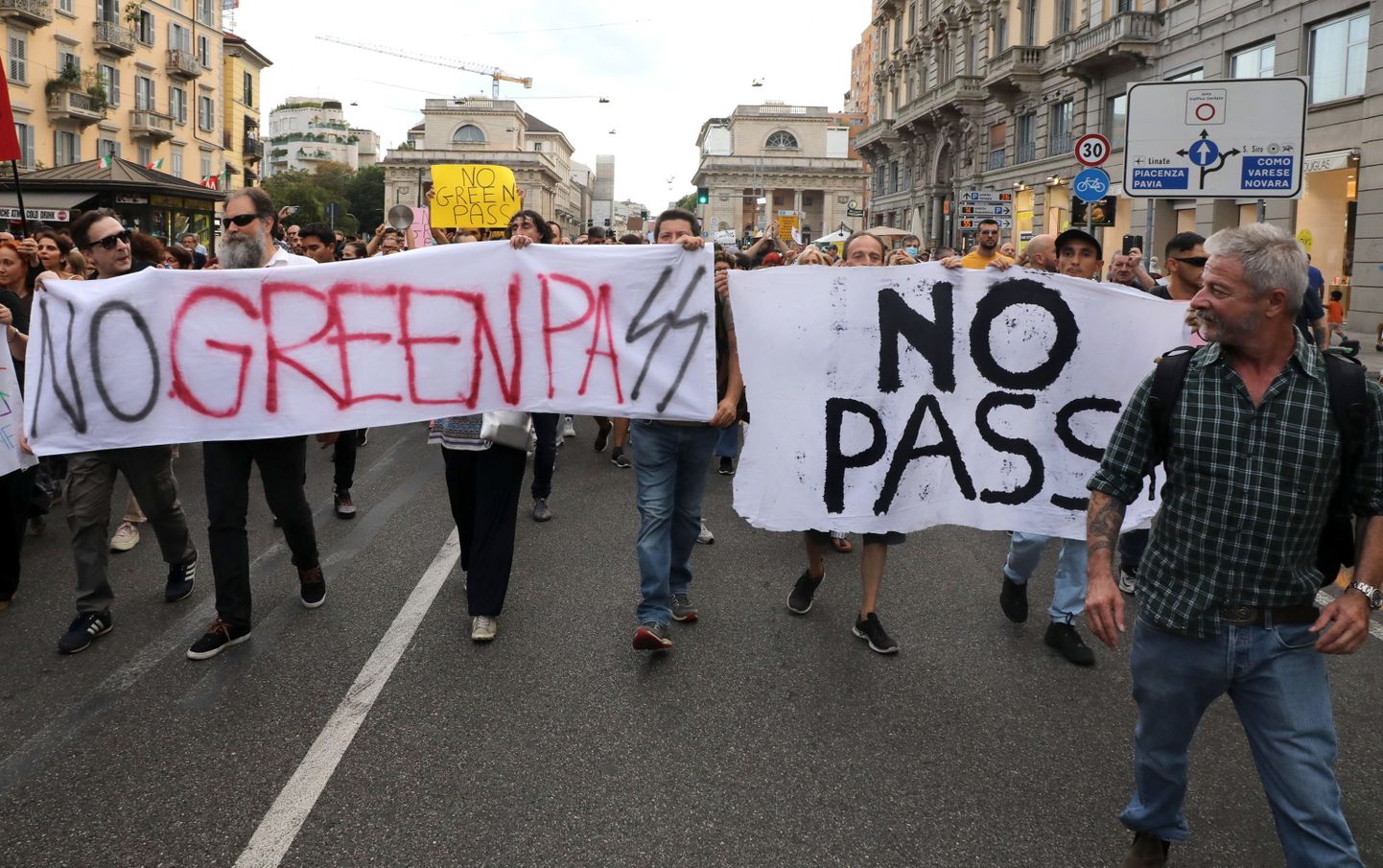 Koroonapasside vastane meeleavaldus Milanos.