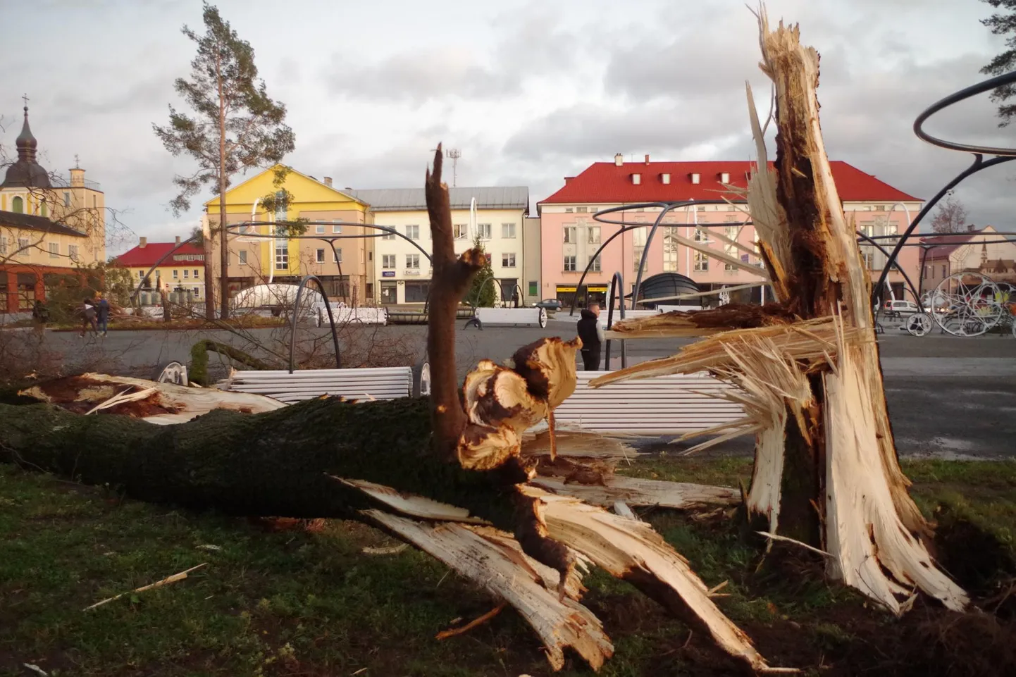 Torm laastas Võru keskväljakul.
