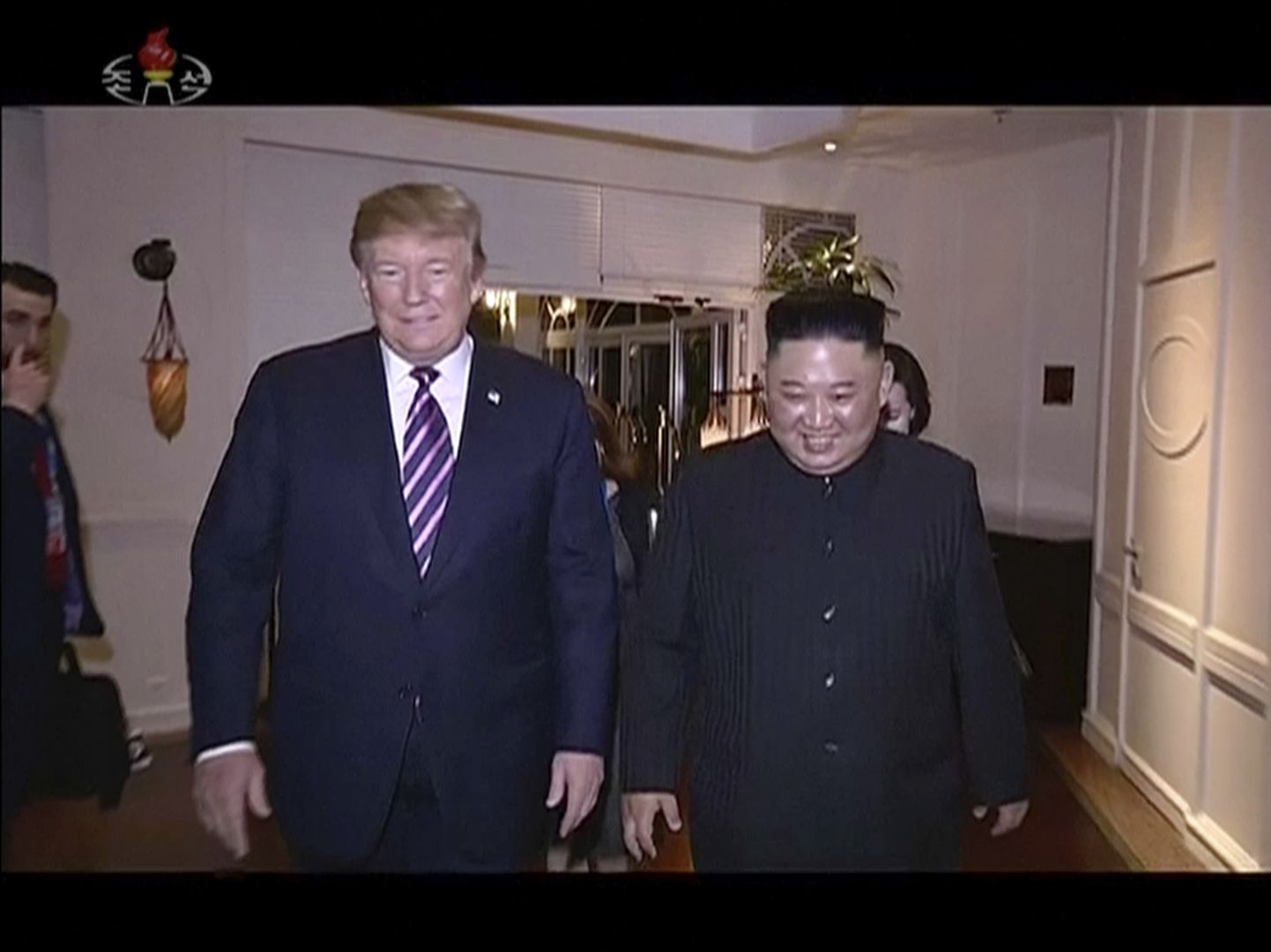 Kaader Põhja-Koreas eetrisse antud dokumentaalfilmist. Pildil Donald Trump ja Kim Jong-un.