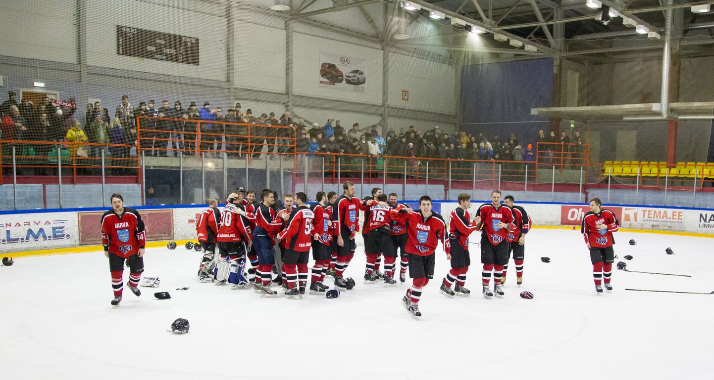 Снимок носит иллюстративный характер. На этом снимке запечатлена нарвская хоккейная команда "PSK" весной 2017 года, когда она стала чемпионом Эстонии, одержав победу над таллиннским "Viking".