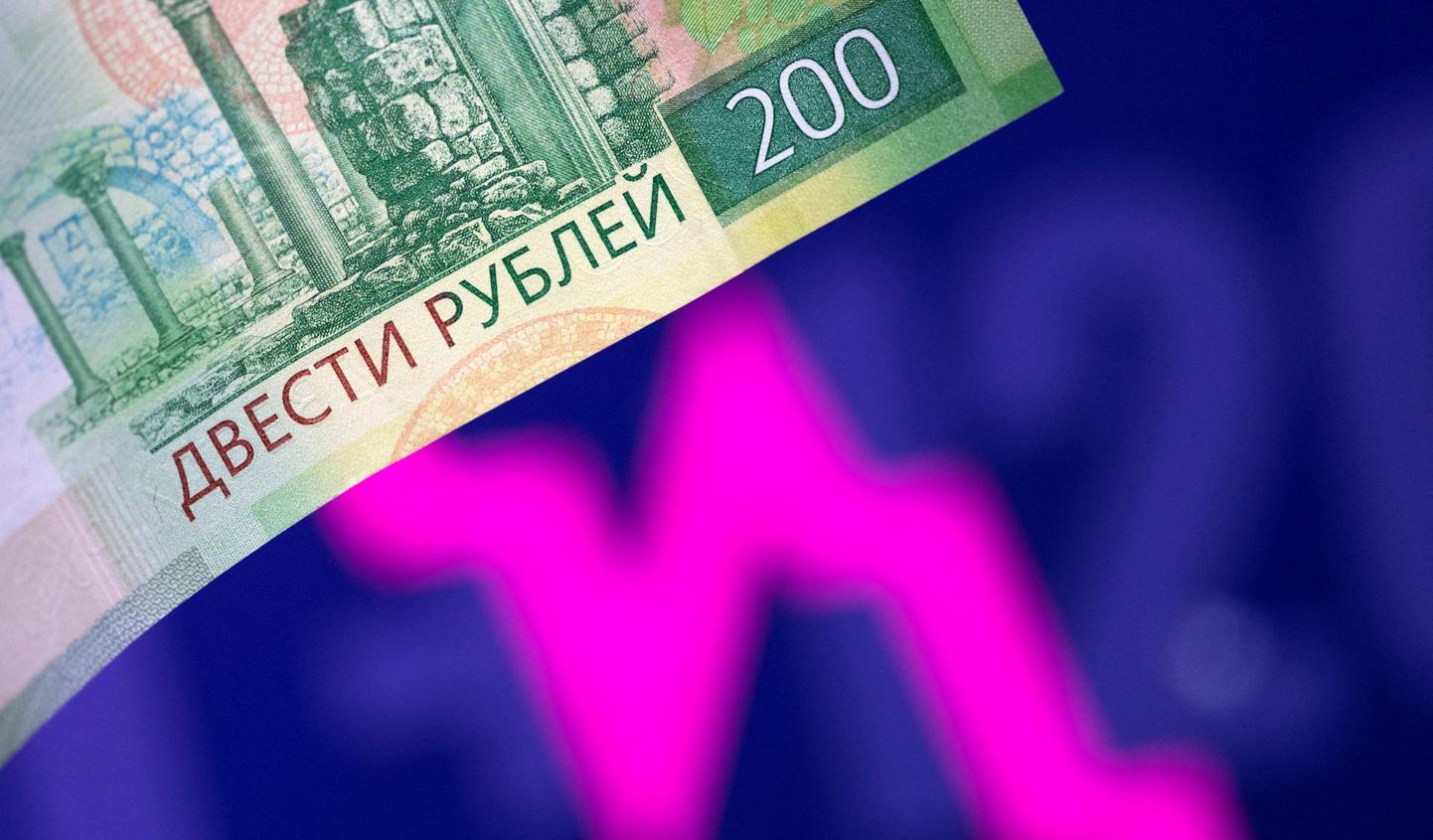Vene 200-rublane rahatäht langeva börsijoone taustal.