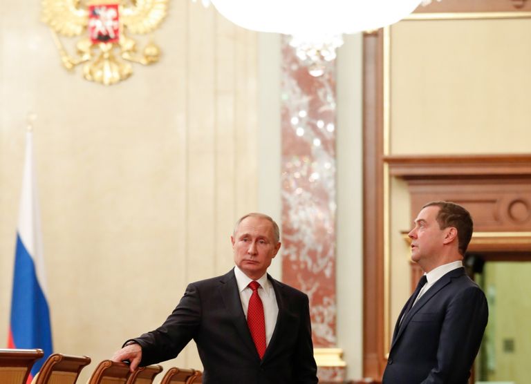 Venemaa president Vladimir Putin ja peaminister Medvedev seisavad saalis enne valitsuse liikmetega kohtumist. 15.01.2020.