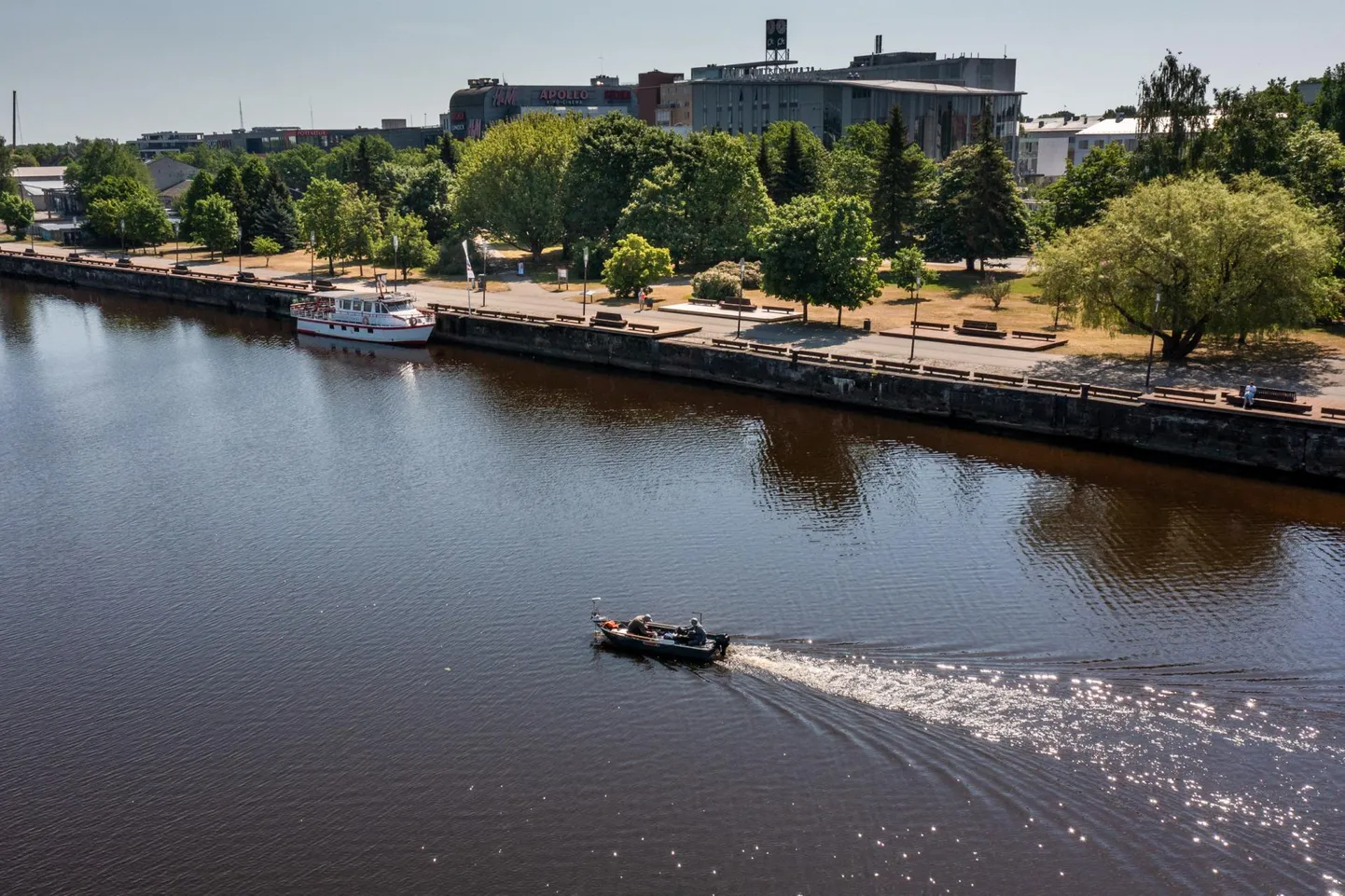 Ehkki liiklus on Pärnu jõel võrdlemisi tihe, ei saa kaugeltki väita, et seal valitseks kogu aeg kaos. Tõrvatilku meepotis siiski jagub.