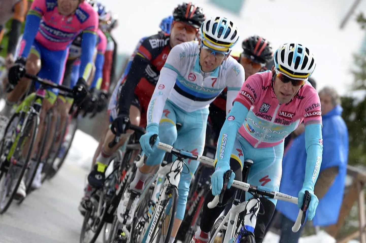 Tuntud duo: Tanel Kangert (vasakul) turvamas Astana liidrit Vincenzo Nibalit.