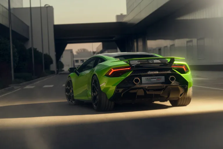Automobili Lamborghini esitleb: Huracán Tecnica – tagaveoline, V10 jõuallikaga supersportauto ühendab disaini- ja inseritöö tippsaavutused.