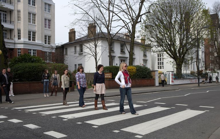 Biitlite fännid ületamas Abbey Roadi ülekäigurada