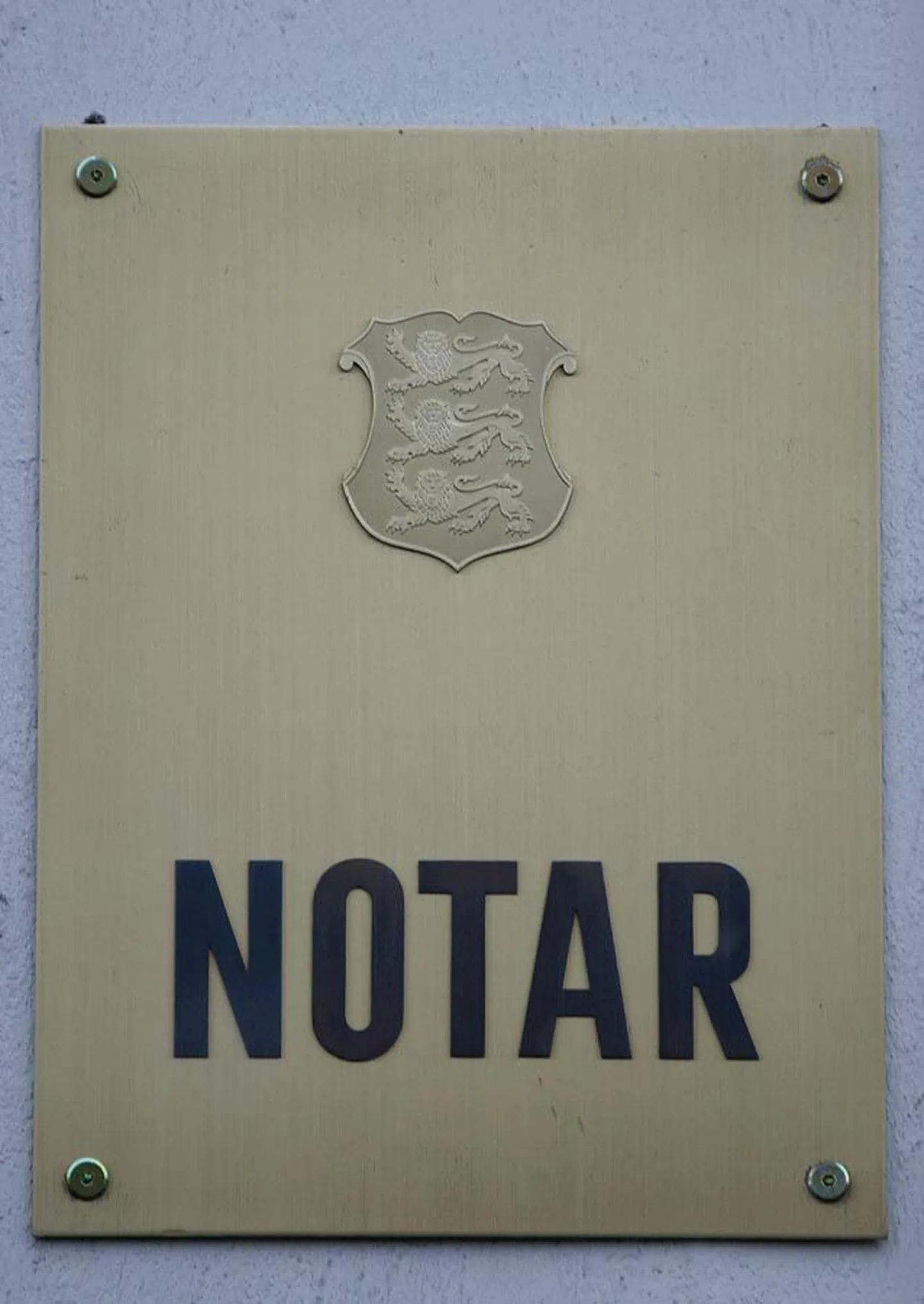 Et notarid ei tohi seaduse järgi endale reklaami teha, siis näeb efektse valguskasti asemel nende ukse juures vaid notari ameti silti. Selle alla võib panna väikse tahvli lahtiolekuaegade ja notari nimega.