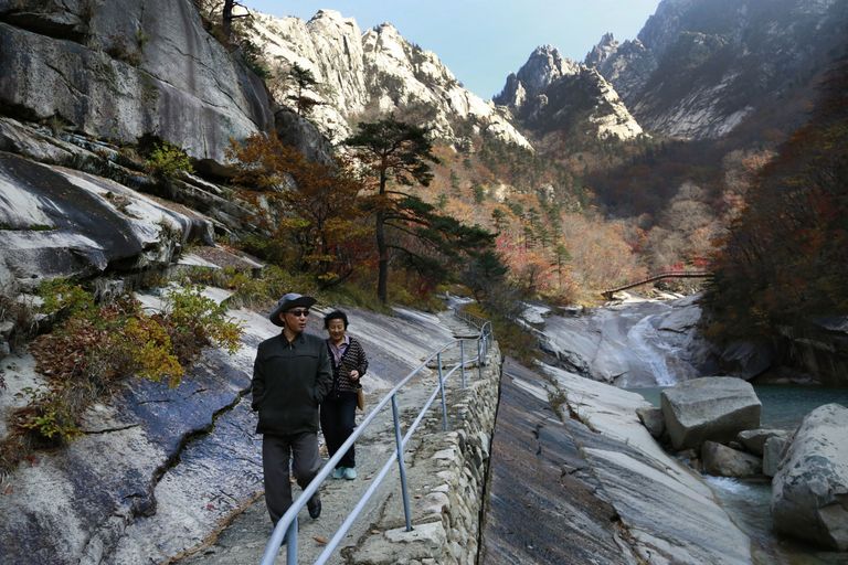 Hiina turistid jalutamas Põhja-Korea Kumgangi mäestikus.
