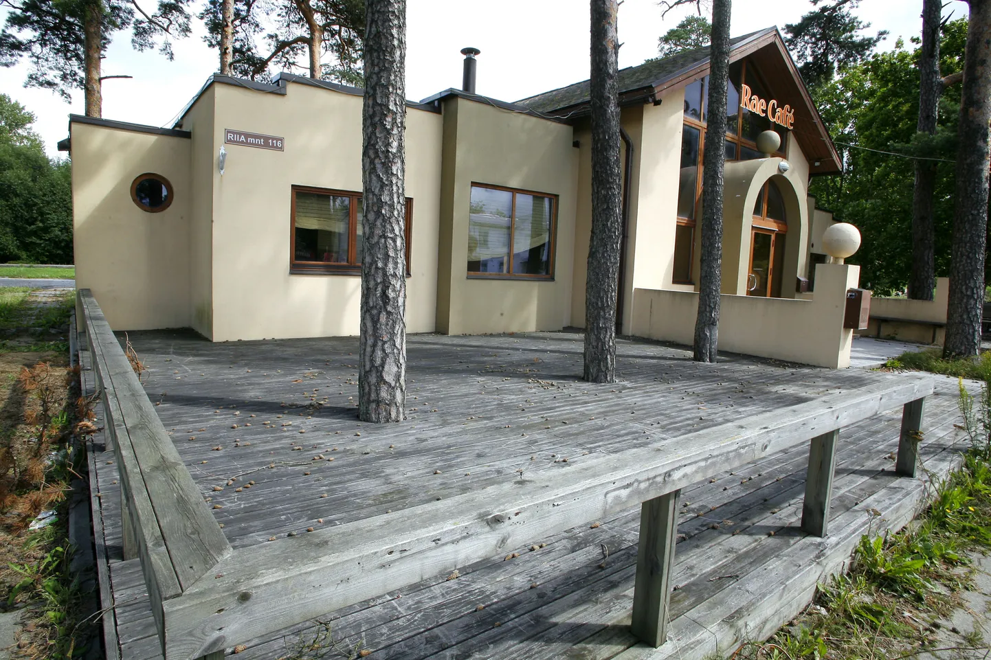 Raeküla raudteejaama hoone.