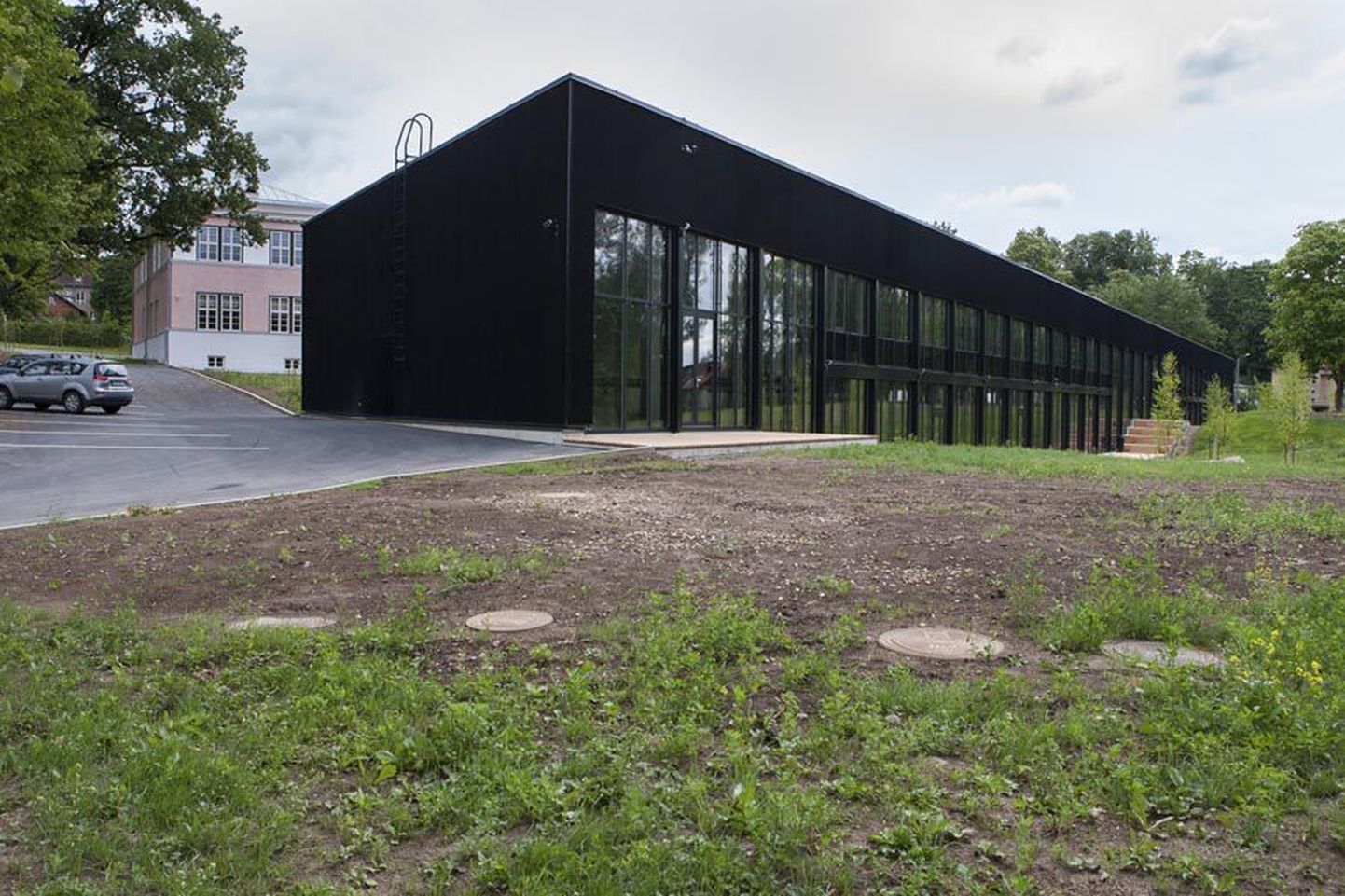 Viljandi gümnaasium saab 65 000 euro eest taieseid.