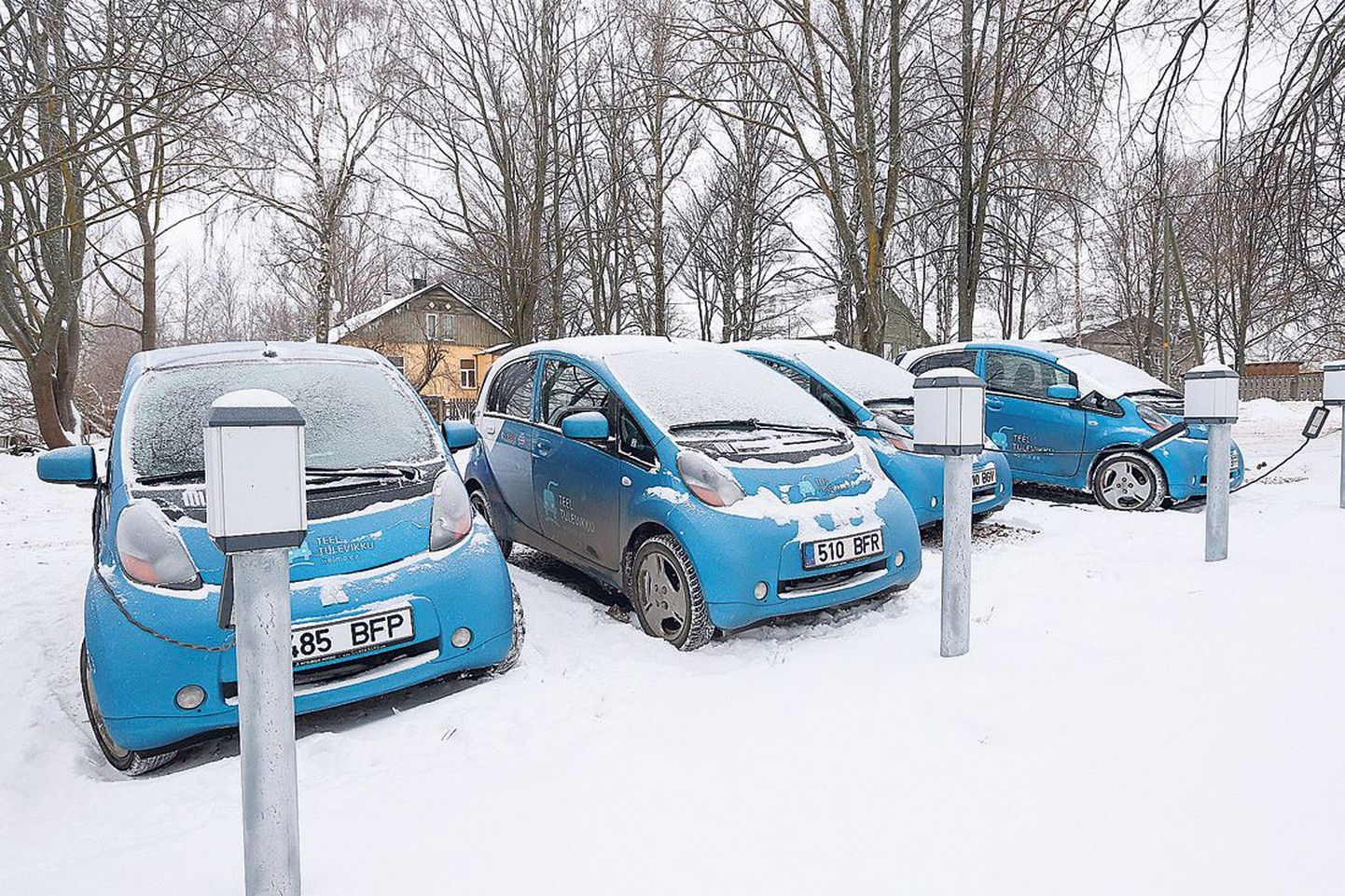 Tartu linna sotsiaal- ja tervishoiuosakond on elektriautod jaganud laiali piirkonnakeskustele. Pildil Tähtvere-Veeriku keskuse autod Vaksali tänava ääres.
