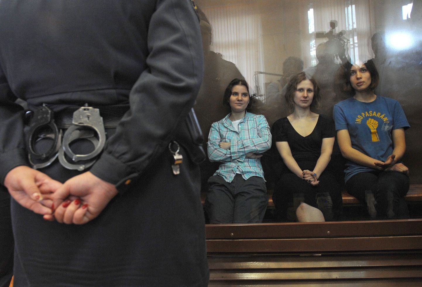 Pussy Rioti liikmed (vasakult) Jekaterina Samutsevitš, Maria Aljohhina ja Nadežda Tolokonnikova täna kohtusaalis.