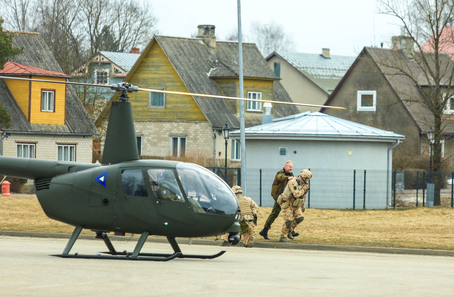 Võrus maandusid reede ennelõunal Tamula äärsesse parklasse kaks helikopterit.