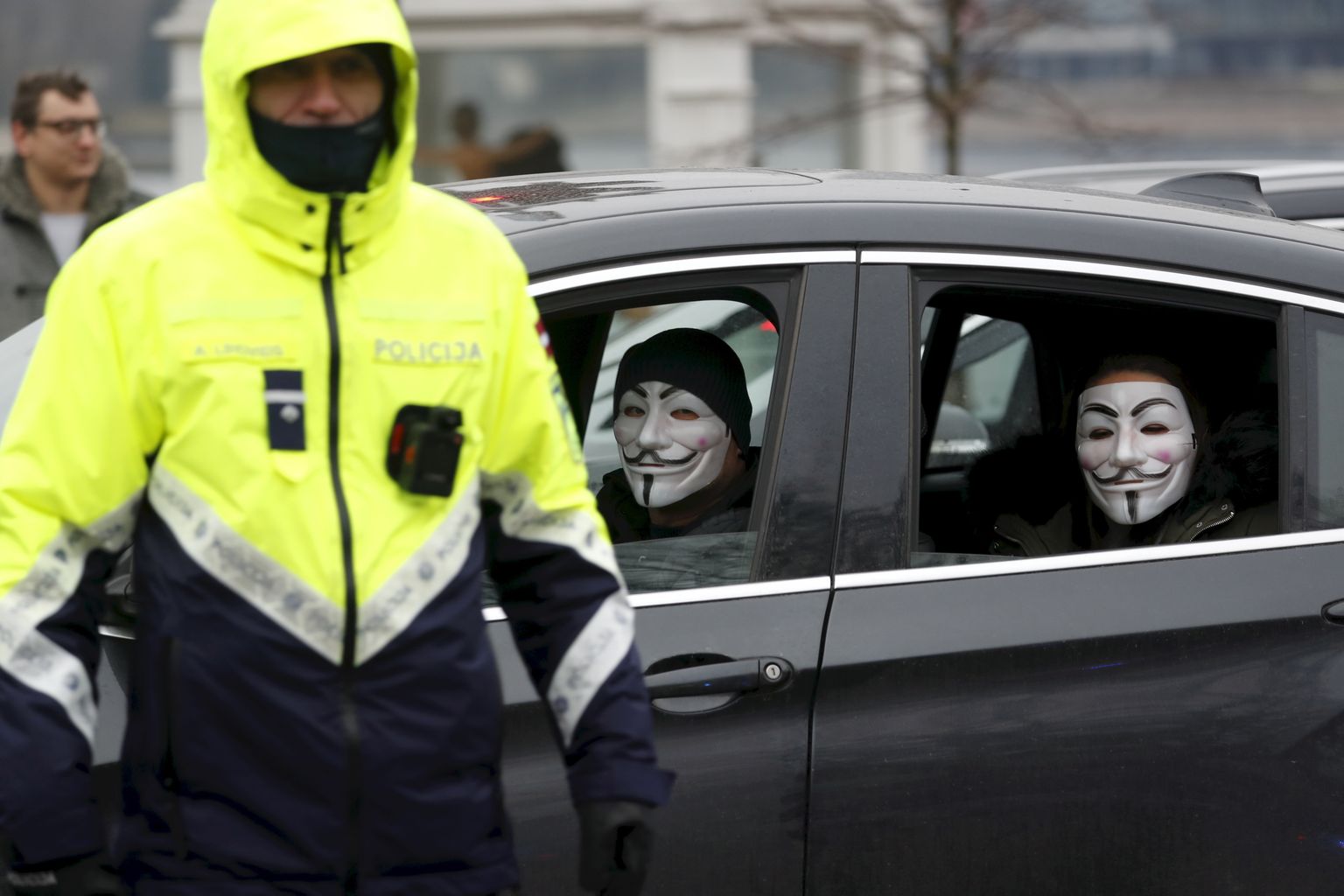 COVID-19 levikuks võetud piirangutega seotud protestiaktsioon Riias, kus meeleavaldajad istuvad autos, 12. detsembril 2020. a. Pilt on illustratiivne.