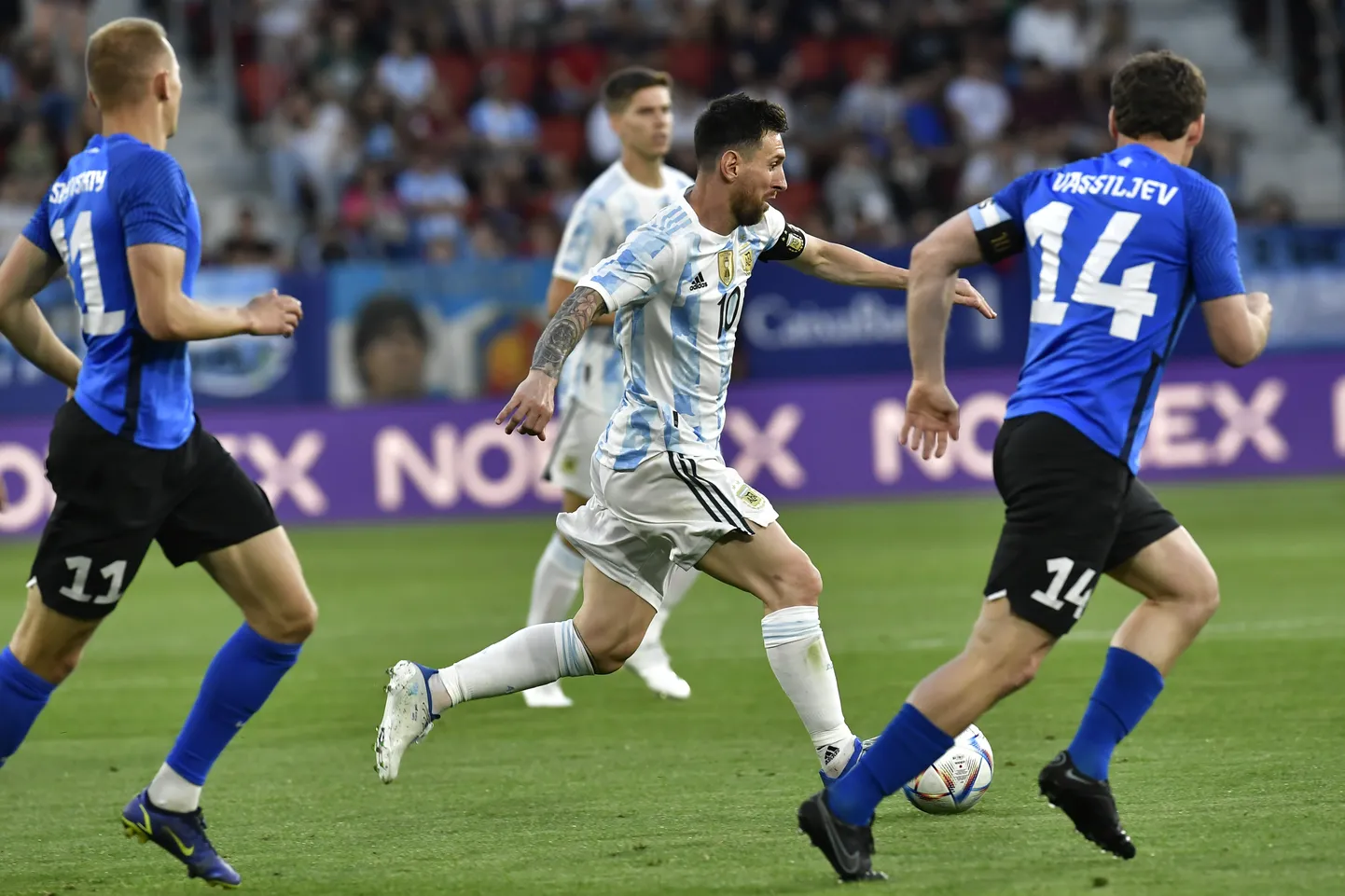 Konstantin Vassiljev (paremal) ja Argentina kapten Lionel Messi (keskel).