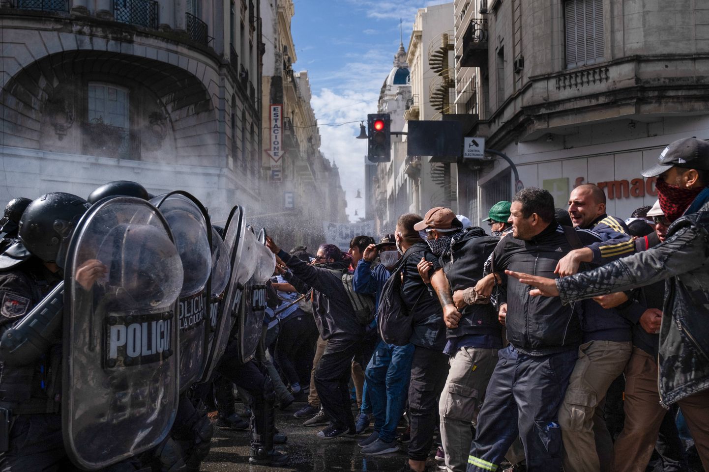 Argentina president Javier Milei lendas välisriikidesse, ent kodus protestivad meeleavaldajad tema majandusreformide vastu. Buenos Aires, 10. aprill 2024. a.
