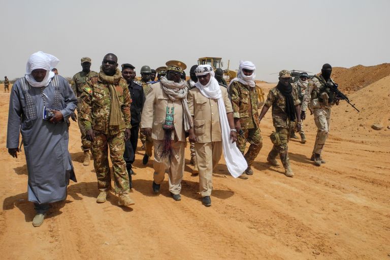 Anderamboukane prefekt Moussa Diallo ja Menaka piirkonna kuberner Daouda Maiga külastamas Mali sõjaväebaasi Anderamboukanes.