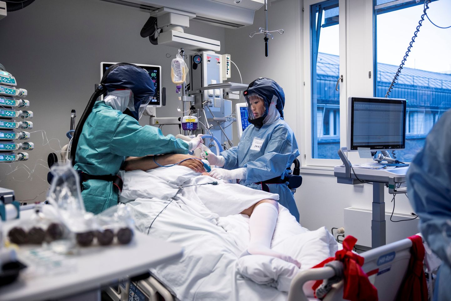 Meedikud ravivad Covid-19 patisenti Oslo ülikooli haigla intensiivravi osakonnas 2020. aasta novembris.