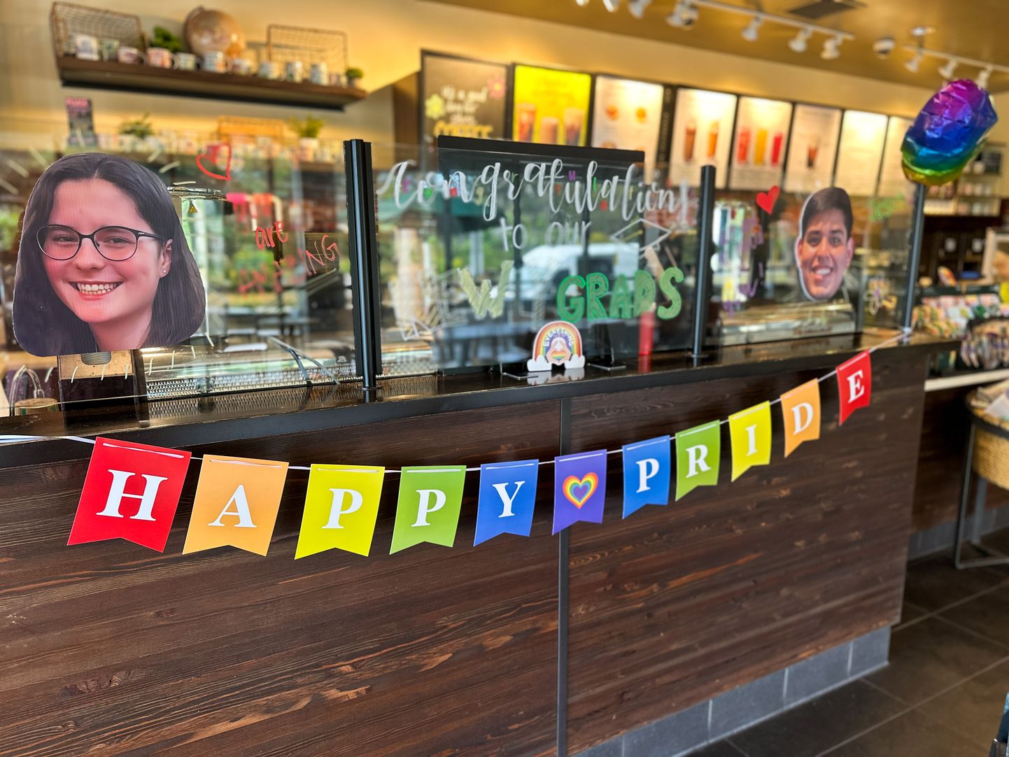 Happy Pride'i bänner Montecito Starbucksis hiljuti kooli lõpetanud töötajate piltide all.