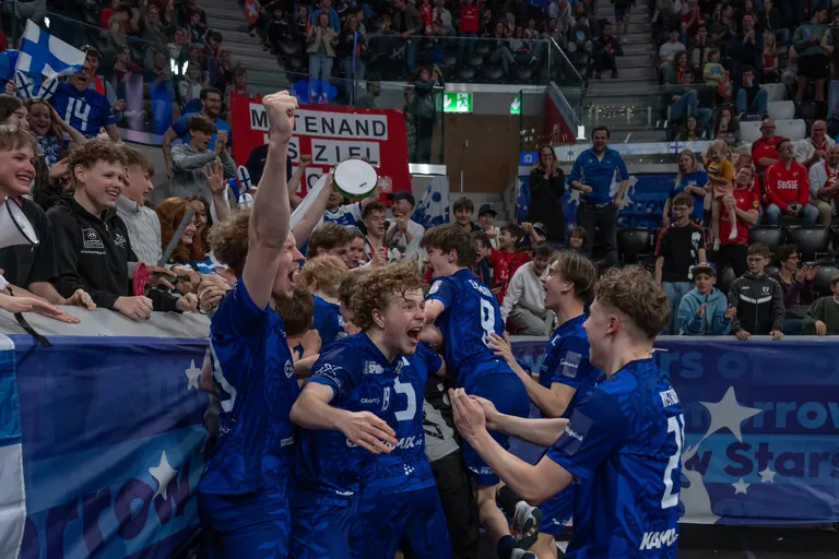Soome U19 noormeeste saalihokikoondis tähistab MM-tiitlit.